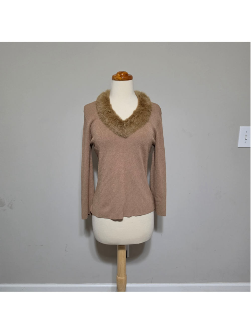Michelle Reene Camel Sweater Faux Fur Collar V-Neck Women's M Long Sleeve